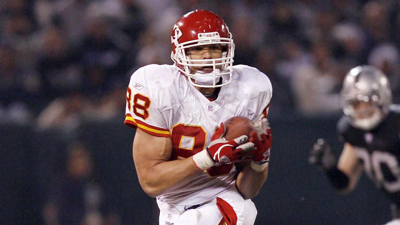 Chiefs tight end Tony Gonzalez had five receptions for 67 yards as the Kansas City Chiefs defeated the Oakland Raiders by a score of 20 to 9 at McAfee Coliseum, Oakland, California, December 23, 2006.
