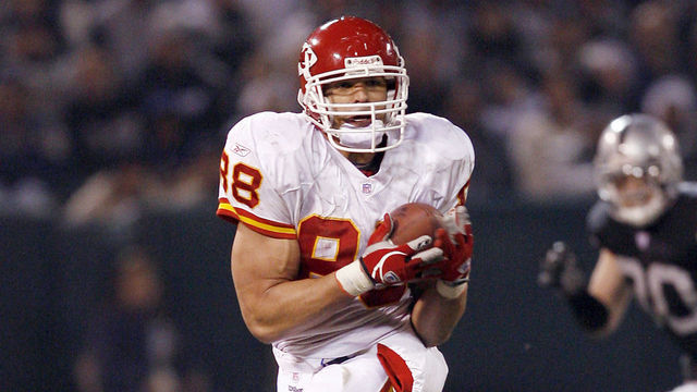 Chiefs tight end Tony Gonzalez had five receptions for 67 yards as the Kansas City Chiefs defeated the Oakland Raiders by a score of 20 to 9 at McAfee Coliseum, Oakland, California, December 23, 2006.