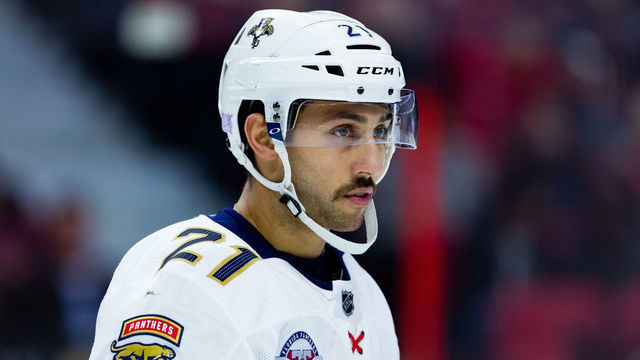 OTTAWA, ON - NOVEMBER 19: Florida Panthers Center Vincent Trocheck (21) waits for a face-off during first period National Hockey League action between the Florida Panthers and Ottawa Senators on November 19, 2018, at Canadian Tire Centre in Ottawa, ON, Canada.