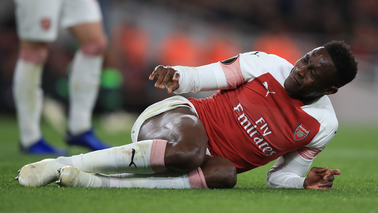 LONDON, ENGLAND - NOVEMBER 08: Danny Welbeck of Arsenal reacts after picking up an injury during the UEFA Europa League Group E match between Arsenal and Sporting CP at Emirates Stadium on November 8, 2018 in London, United Kingdom.