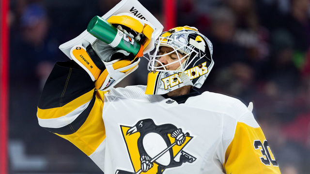 OTTAWA, ON - NOVEMBER 17: Pittsburgh Penguins Goalie Matt Murray (30) drinks water during first period National Hockey League action between the Pittsburgh Penguins and Ottawa Senators on November 17, 2018, at Canadian Tire Centre in Ottawa, ON, Canada.