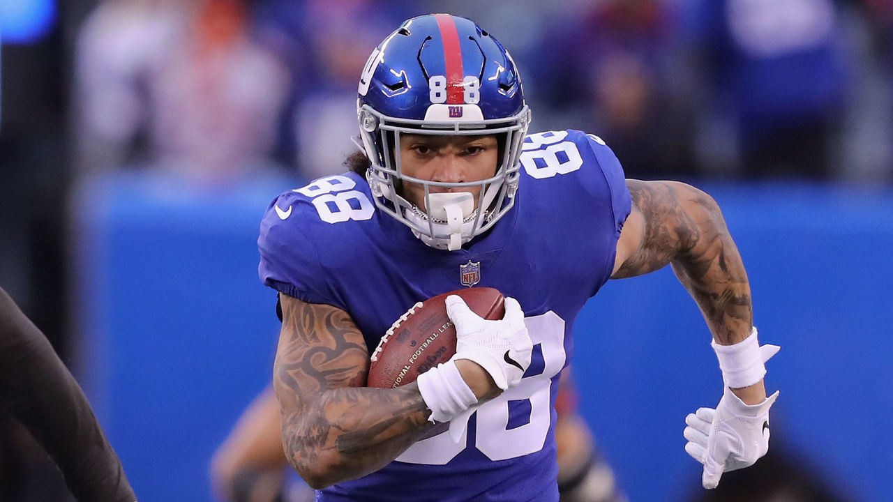 EAST RUTHERFORD, NJ - NOVEMBER 18: Tight end Evan Engram #88 of the New York Giants carries the ball for a first down against the Tampa Bay Buccaneers during the fourth quarter at MetLife Stadium on November 18, 2018 in East Rutherford, New Jersey. The New York Giants won 38-35.