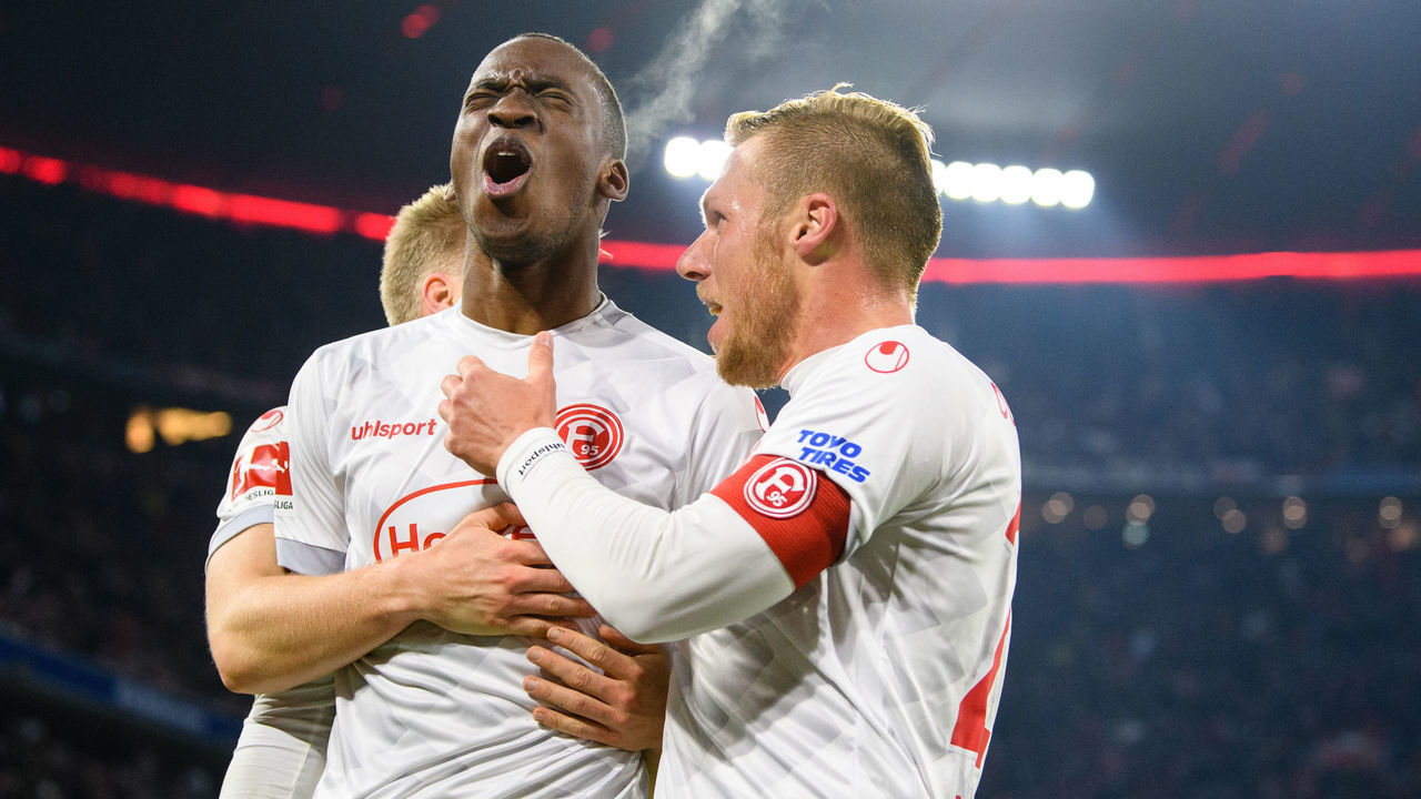 24 November 2018, Bavaria, München: Soccer: Bundesliga, Bayern Munich - Fortuna Düsseldorf, 12th matchday in the Allianz Arena. Scorer Dodi Lukebakio from Düsseldorf cheers with Rouwen Hennings from Düsseldorf about his goal to 3:3. Photo: Matthias Balk/dpa - IMPORTANT NOTE: In accordance with the requirements of the DFL Deutsche Fußball Liga or the DFB Deutscher Fußball-Bund, it is prohibited to use or have used photographs taken in the stadium and/or the match in the form of sequence images and/or video-like photo sequences.