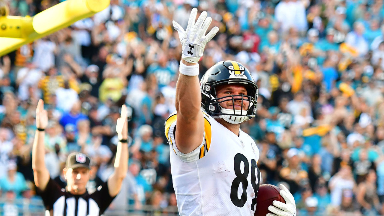JACKSONVILLE, FLORIDA - NOVEMBER 18: Vance McDonald #89 of the Pittsburgh Steelers celebrates after scoring a touchdown against the Jacksonville Jaguars in the fourth quarter on November 18, 2018 at TIAA Bank Field in Jacksonville, Florida. The Steelers won 20-16.