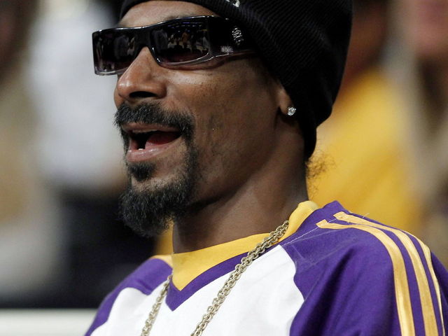 GIF: Snoop Dogg's too hot, has to cool off his hands