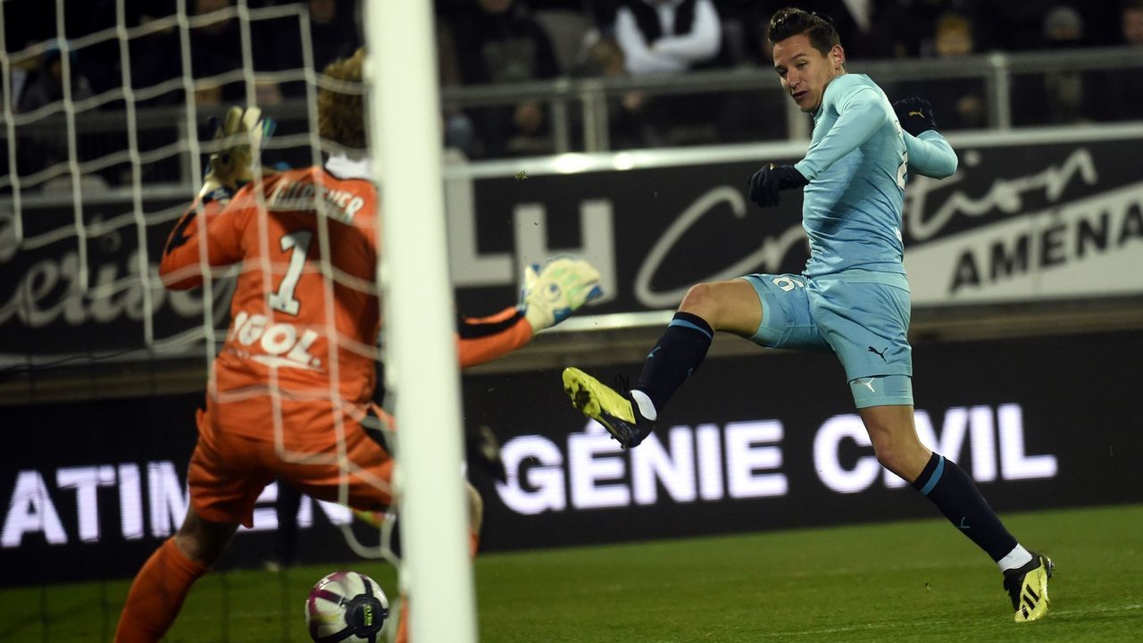 Amiens' French goalkeeper Regis Gurtner (L) vies with Olympique de Marseille's French midfielder Florian Thauvin during the French Ligue 1 football match between Amiens and Marseille on November 25, 2018 at the Licorne stadium in Amiens.