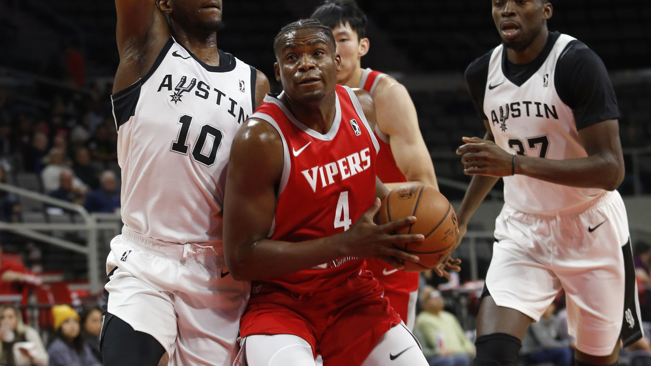EDINBURG, TX - NOVEMBER 15: Danuel House #4 of the Rio Grande Valley Vipers drives to the basket on Julian Washburn #10 of the Austin Spurs during an NBA G-League game at the Bert Ogden Arena Novmeber 15, 2018 in Edinburg, Texas. (NOTE TO USER: User expressly acknowledges and agrees that, by downloading and/or using this Photograph, user is consenting to the terms and conditions of the Getty Images License Agreement. Mandatory Copyright Notice: Copyright 2018 NBAE