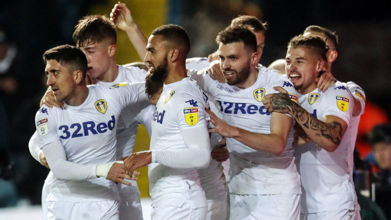 Leeds United's Stuart Dallas (2nd right) celebrates scoring his sides first goal with team mates during the Sky Bet Championship match at Elland Road, Leeds.