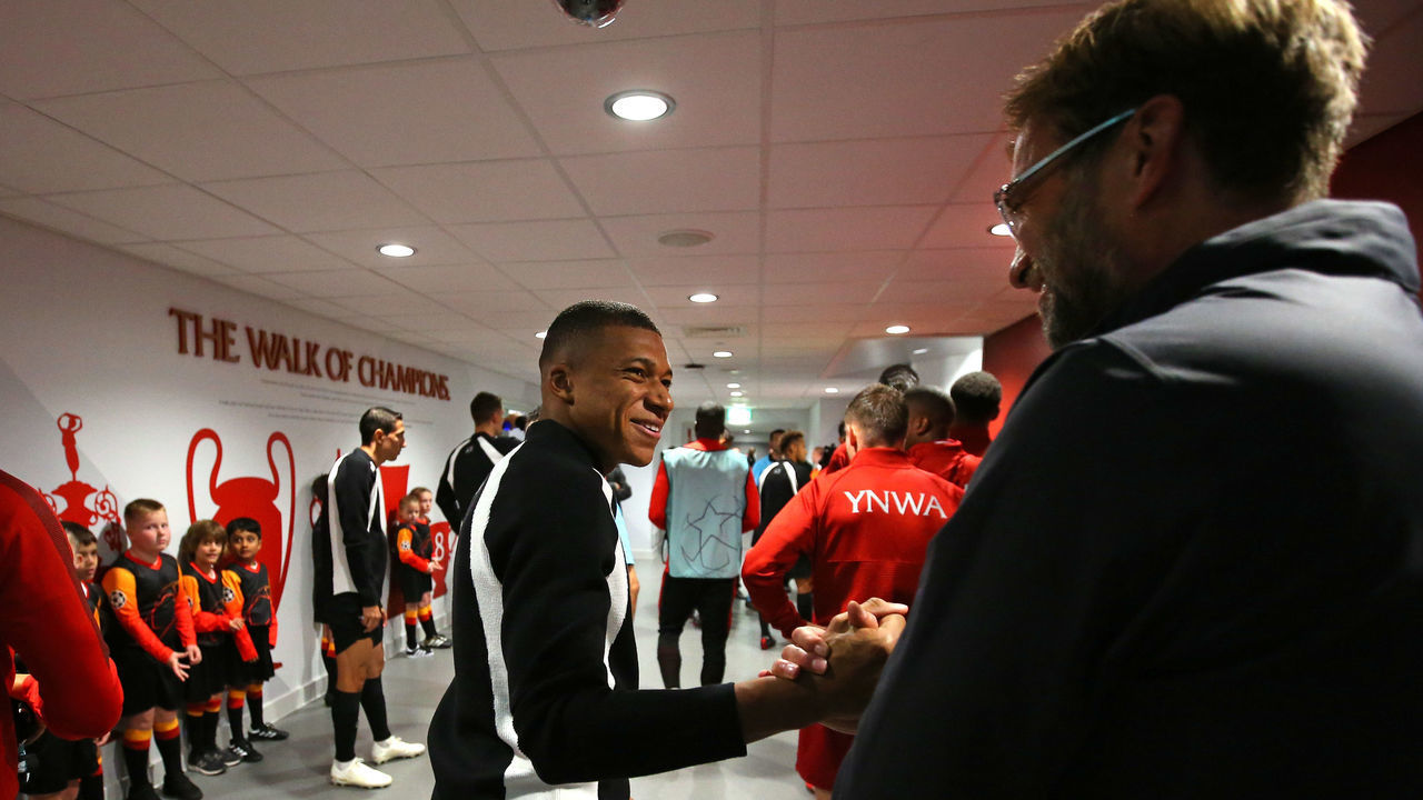 LIVERPOOL, ENGLAND - SEPTEMBER 18: Kylian Mbappe of Paris Saint-Germain shakes hands with Jurgen Klopp the manager of Liverpool in the tunnel prior to the Group C match of the UEFA Champions League between Liverpool and Paris Saint-Germain at Anfield on September 18, 2018 in Liverpool, United Kingdom.