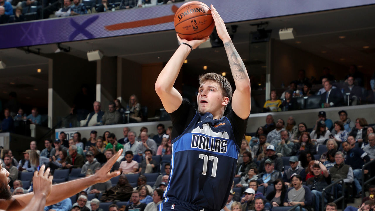 MEMPHIS, TN - NOVEMBER 19: Luka Doncic #77 of the Dallas Mavericks shoots the ball against the Memphis Grizzlies on November 19, 2018 at FedExForum in Memphis, Tennessee. NOTE TO USER: User expressly acknowledges and agrees that, by downloading and/or using this photograph, user is consenting to the terms and conditions of the Getty Images License Agreement. Mandatory Copyright Notice: Copyright 2018 NBAE