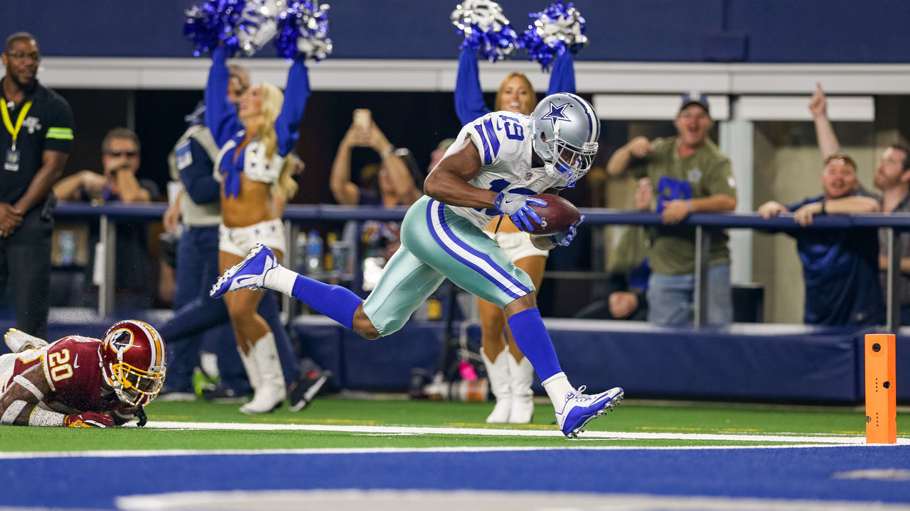 ARLINGTON, TX - NOVEMBER 22: Dallas Cowboys Wide Receiver Amari Cooper (19) breaks free for a touchdown during the Thanksgiving Day game between the Washington Redskins and Dallas Cowboys on November 22, 2018 at AT&T Stadium in Arlington, TX.