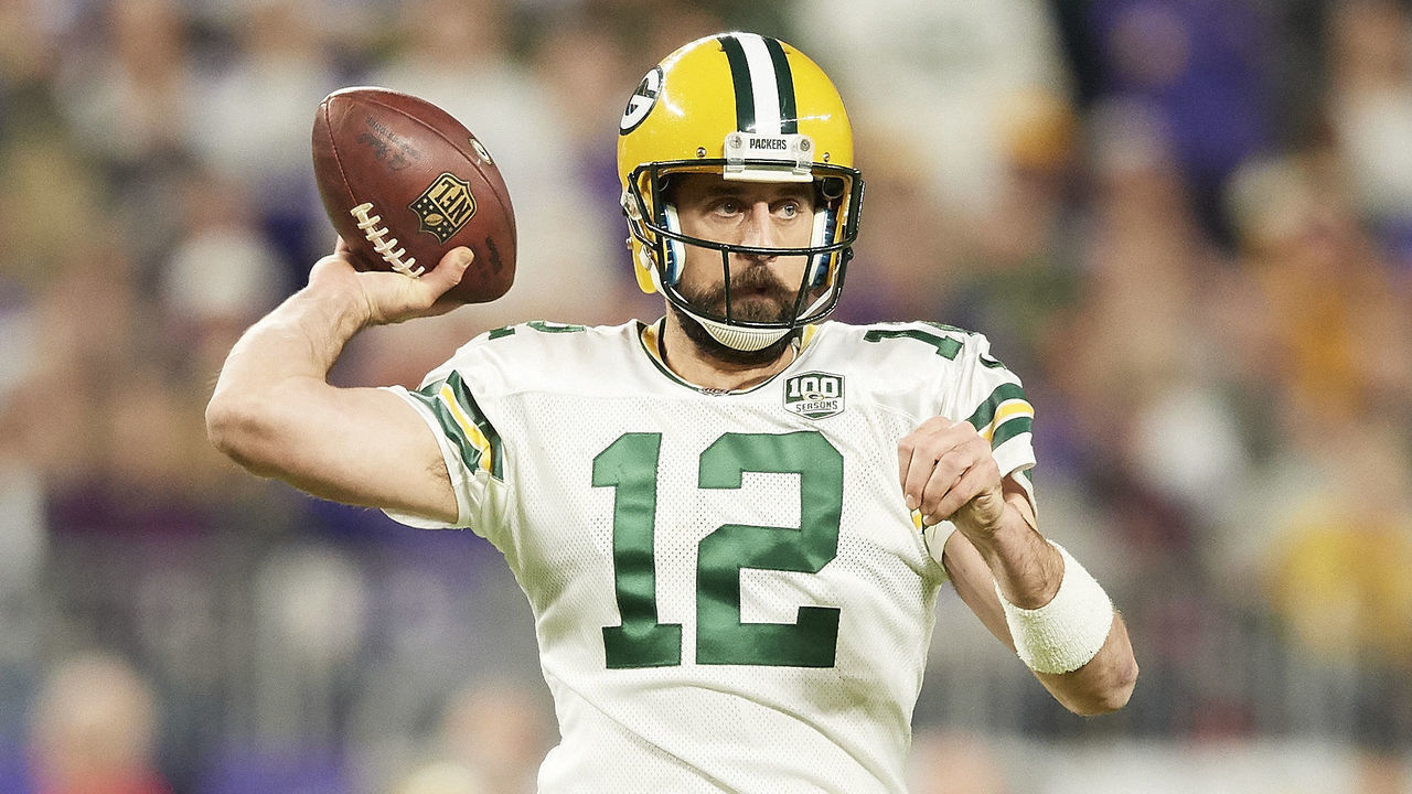 MINNEAPOLIS, MN - NOVEMBER 25: Aaron Rodgers #12 of the Green Bay Packers passes the ball against the Minnesota Vikings during the game at U.S. Bank Stadium on November 25, 2018 in Minneapolis, Minnesota.