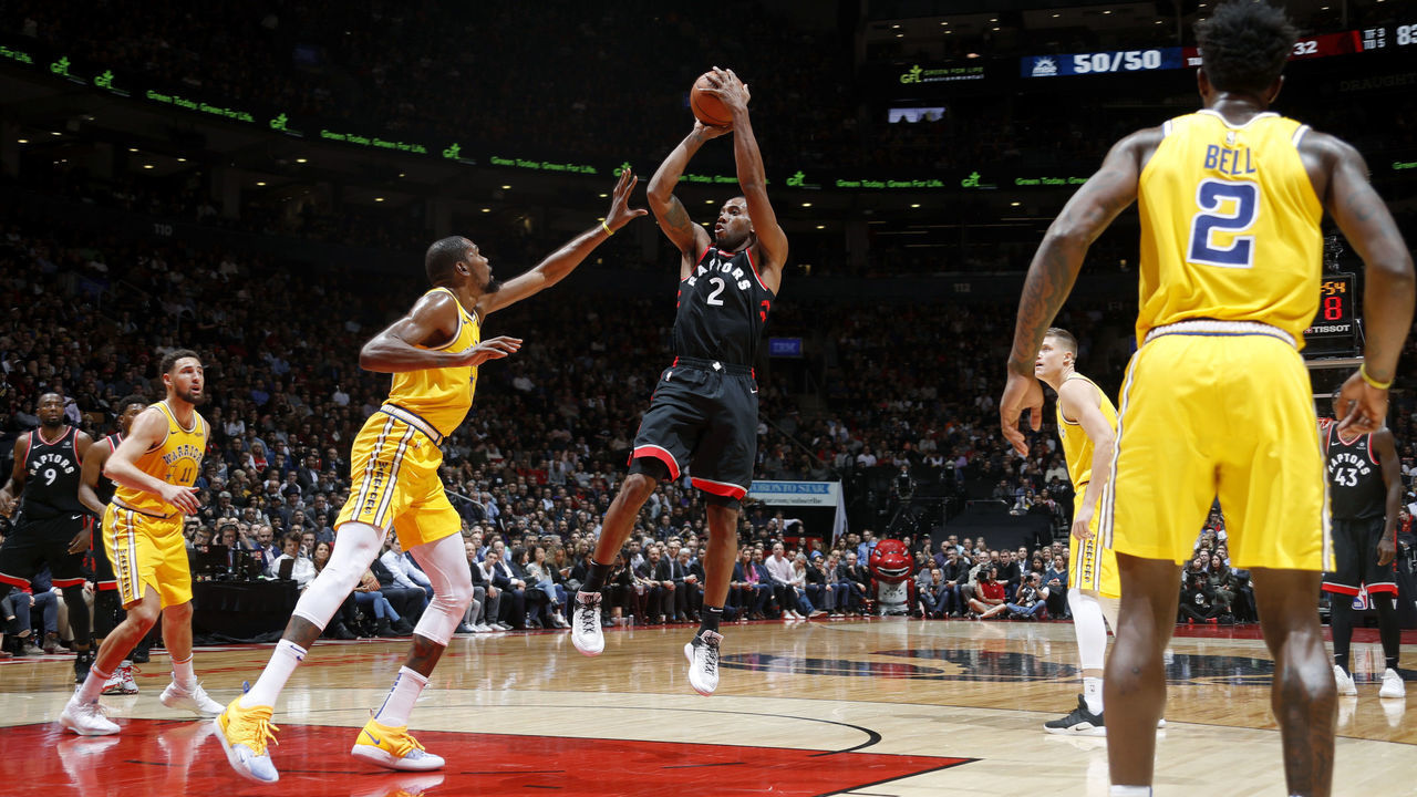 TORONTO, CANADA - NOVEMBER 29: Kawhi Leonard #2 of the Toronto Raptors shoots the ball against the Golden State Warriors on November 29, 2018 at Scotiabank Arena in Toronto, Ontario, Canada. NOTE TO USER: User expressly acknowledges and agrees that, by downloading and/or using this photograph, user is consenting to the terms and conditions of the Getty Images License Agreement. Mandatory Copyright Notice: Copyright 2018 NBAE