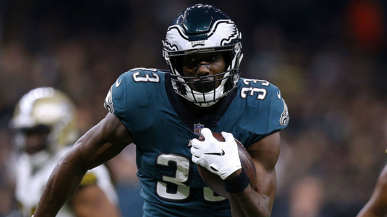NEW ORLEANS, LOUISIANA - NOVEMBER 18: Josh Adams #33 of the Philadelphia Eagles runs with the ball for a touchdown during the first half against the New Orleans Saints at the Mercedes-Benz Superdome on November 18, 2018 in New Orleans, Louisiana.