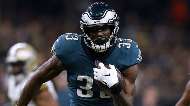 NEW ORLEANS, LOUISIANA - NOVEMBER 18: Josh Adams #33 of the Philadelphia Eagles runs with the ball for a touchdown during the first half against the New Orleans Saints at the Mercedes-Benz Superdome on November 18, 2018 in New Orleans, Louisiana.