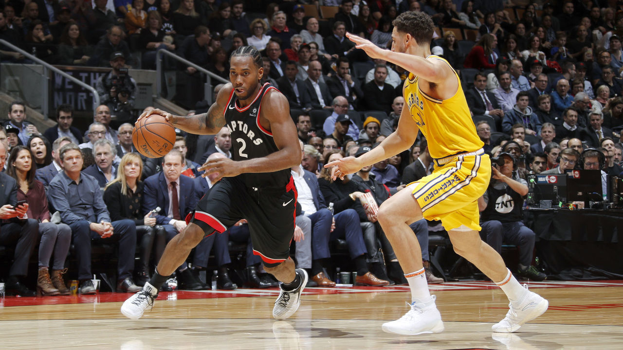 TORONTO, CANADA - NOVEMBER 29: Kawhi Leonard #2 of the Toronto Raptors handles the ball against the Golden State Warriors on November 29, 2018 at Scotiabank Arena in Toronto, Ontario, Canada. NOTE TO USER: User expressly acknowledges and agrees that, by downloading and/or using this photograph, user is consenting to the terms and conditions of the Getty Images License Agreement. Mandatory Copyright Notice: Copyright 2018 NBAE