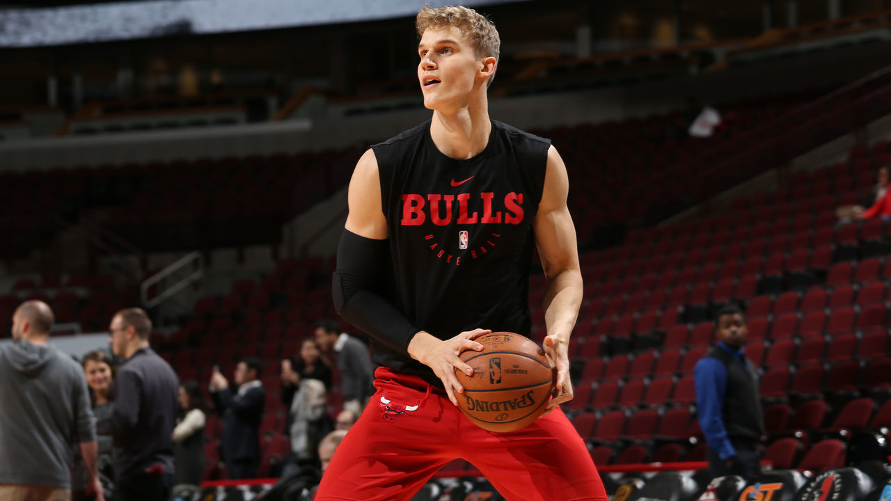 CHICAGO, IL - NOVEMBER 26: Lauri Markkanen #24 of the Chicago Bulls warms up before the game against the San Antonio Spurs on November 26, 2018 at the United Center in Chicago, Illinois. Mandatory Copyright Notice: Copyright 2018 NBAE