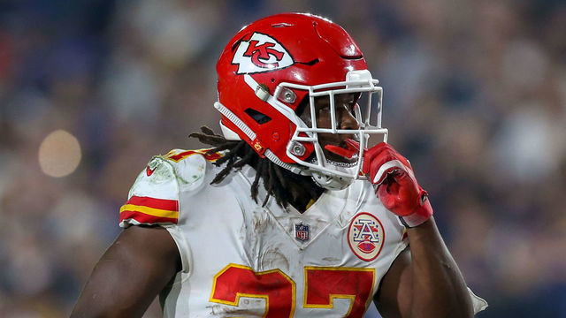 LOS ANGELES, - NOVEMBER 19: Kansas City Chiefs running back Kareem Hunt (27) during a NFL game between the Kansas City Chiefs and the Los Angeles Rams on November 19, 2018 at the Los Angeles Memorial Coliseum in Los Angeles, CA.