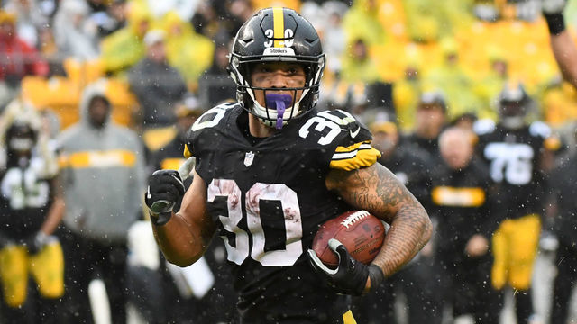 PITTSBURGH, PA - OCTOBER 28, 2018: Running back James Conner #30 of the Pittsburgh Steelers carries the ball in the fourth quarter of a game against the Cleveland Browns on October 28, 2018 at Heinz Field in Pittsburgh, Pennsylvania. Conner scored on the play. Pittsburgh won 33-18. (Photo by: 2018 Nick Cammett/Diamond Images/Getty Images)