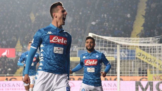 BERGAMO, ITALY - DECEMBER 03: Arkadius Milik of Napoli celebrates after scoring the first goal during the Serie A match between Atalanta BC and SSC Napoli at Stadio Atleti Azzurri d'Italia on December 3, 2018 in Bergamo, Italy.