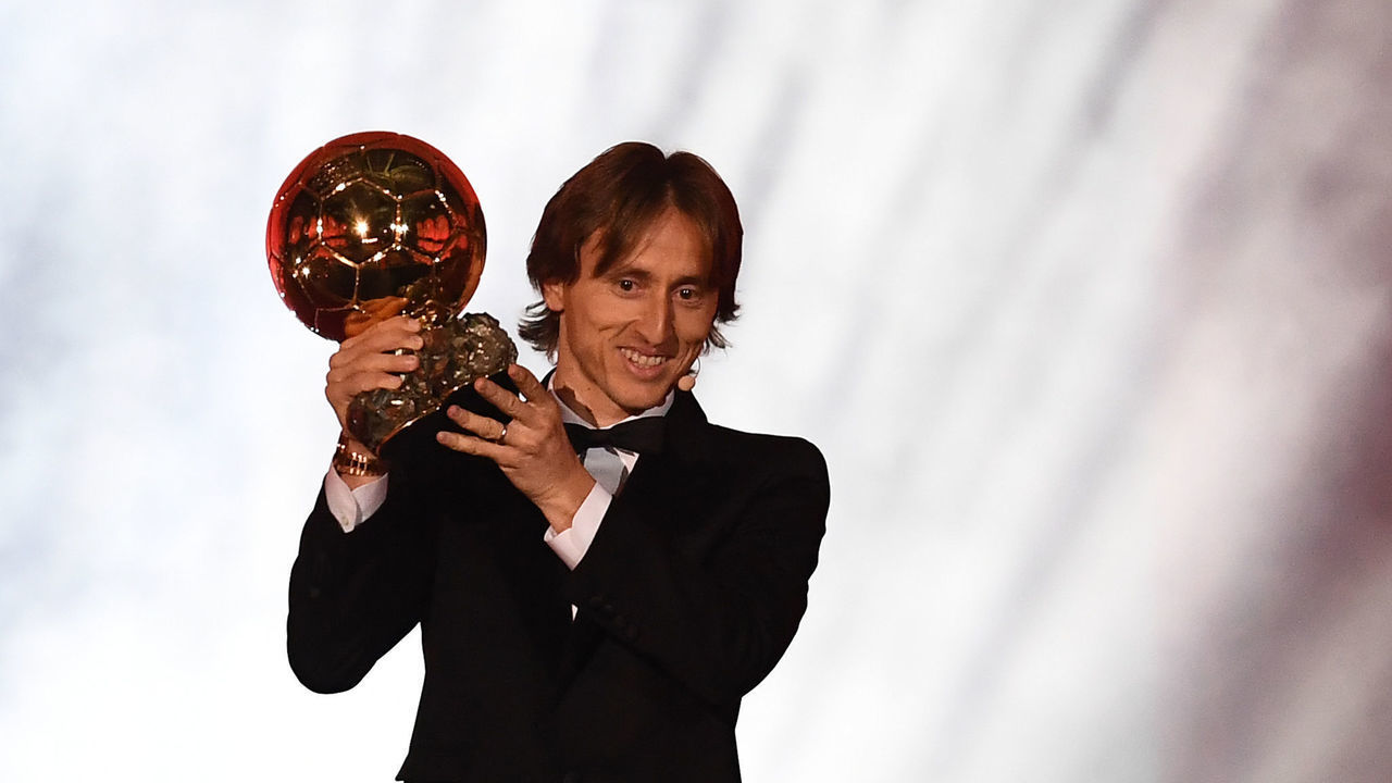 TOPSHOT - Real Madrid's Croatian midfielder Luka Modric brandishes the trophy after receiving the 2018 FIFA Men's Ballon d'Or award for best player of the year during the 2018 FIFA Ballon d'Or award ceremony at the Grand Palais in Paris on December 3, 2018. - The winner of the 2018 Ballon d'Or will be revealed at a glittering ceremony in Paris on December 3 evening, with Croatia's Luka Modric and a host of French World Cup winners all hoping to finally end the 10-year duopoly of Cristiano Ronaldo and Lionel Messi.