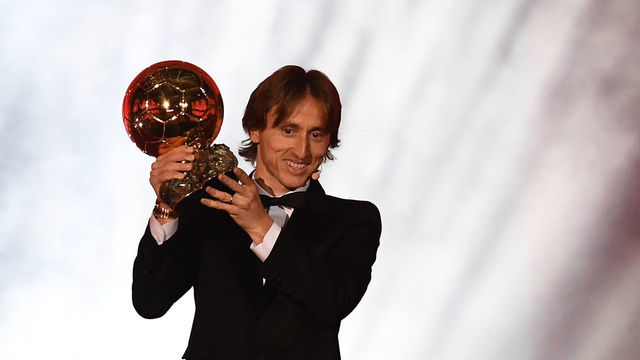 TOPSHOT - Real Madrid's Croatian midfielder Luka Modric brandishes the trophy after receiving the 2018 FIFA Men's Ballon d'Or award for best player of the year during the 2018 FIFA Ballon d'Or award ceremony at the Grand Palais in Paris on December 3, 2018. - The winner of the 2018 Ballon d'Or will be revealed at a glittering ceremony in Paris on December 3 evening, with Croatia's Luka Modric and a host of French World Cup winners all hoping to finally end the 10-year duopoly of Cristiano Ronaldo and Lionel Messi.