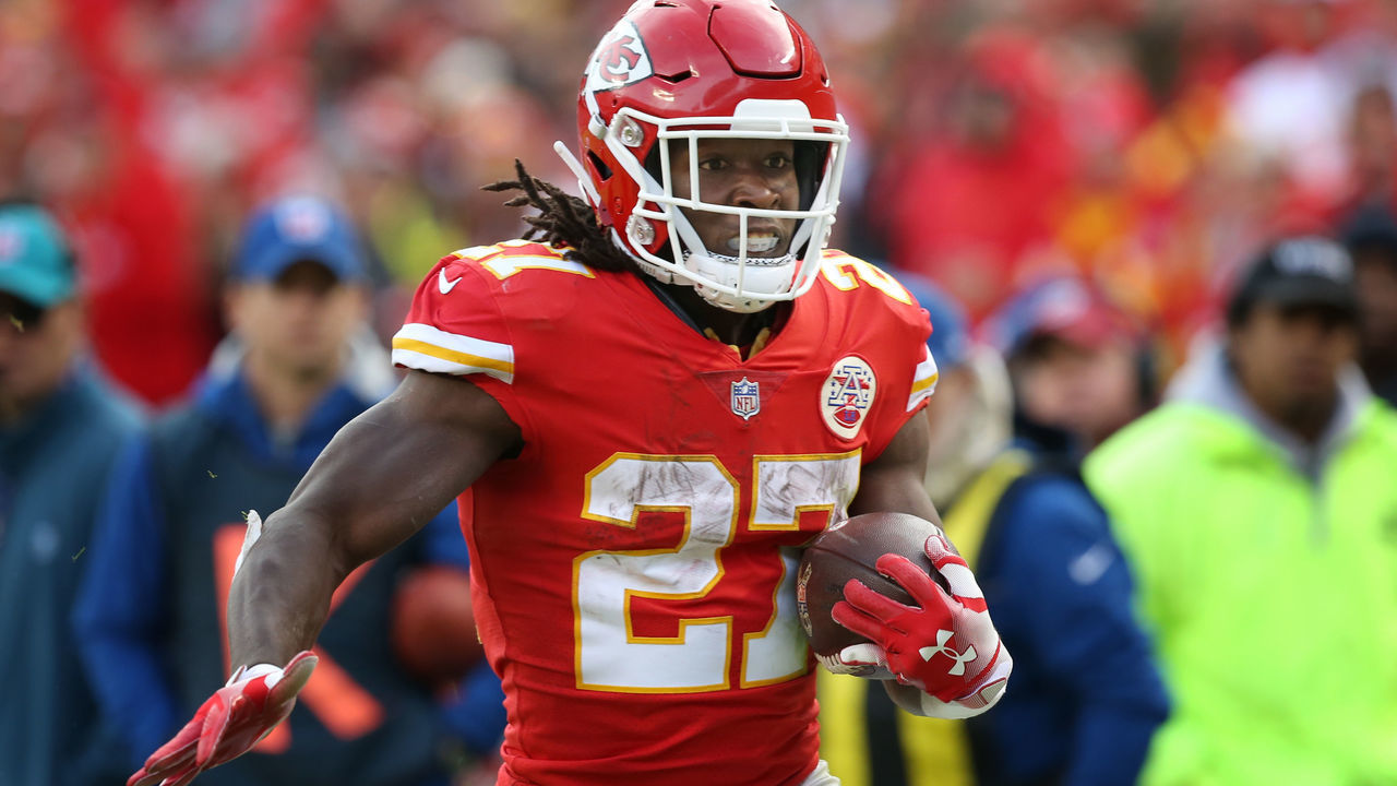 KANSAS CITY, MO - NOVEMBER 11: Kansas City Chiefs running back Kareem Hunt (27) during a 16-yard reception in the fourth quarter of a week 10 NFL game between the Arizona Cardinals and Kansas City Chiefs on November 11, 2018 at Arrowhead Stadium in Kansas City, MO.