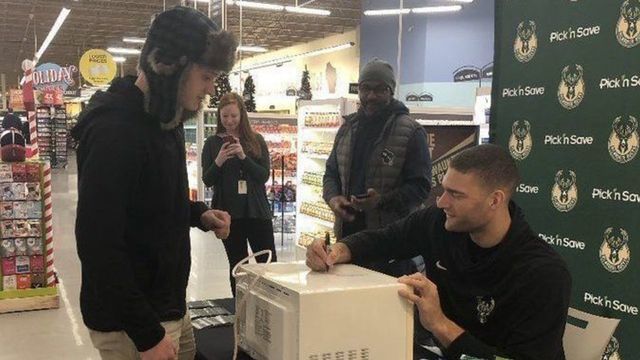 Bucks' Lopez autographs fan's microwave