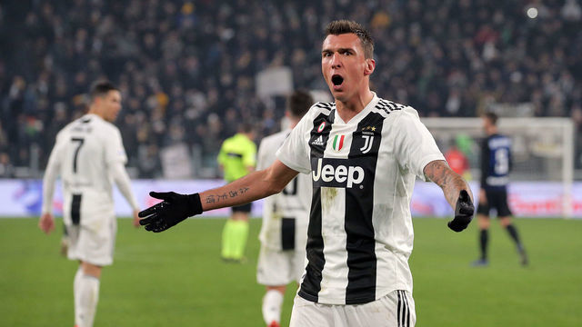 Mario Mandzukic #17 of Juventus FC celebrates after scoring the his goal during the serie A match between Juventus FC and FC Internazionale Milano at Allianz Stadium on December 07, 2018 in Turin, Italy.