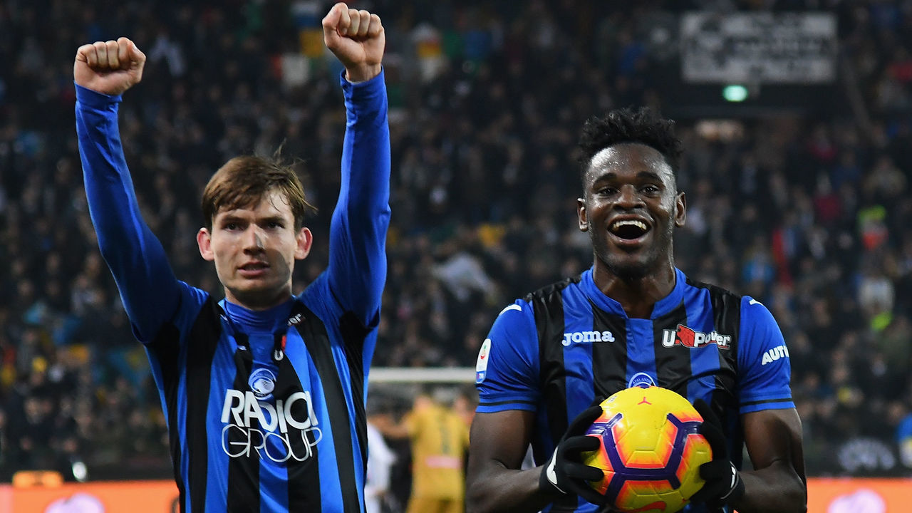UDINE, ITALY - DECEMBER 09: Marten De Roon and Duvan Zapata of Atalanta BC celebrate the victory after the Serie A match between Udinese and Atalanta BC at Stadio Friuli on December 9, 2018 in Udine, Italy.