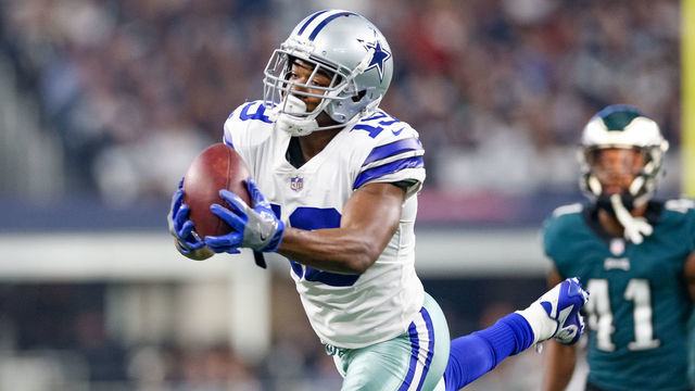 ARLINGTON, TX - DECEMBER 09: Dallas Cowboys Wide Receiver Amari Cooper (19) stretches to make a reception during the game between the Philadelphia Eagles and Dallas Cowboys on December 9, 2018 at AT&T Stadium in Arlington, TX.