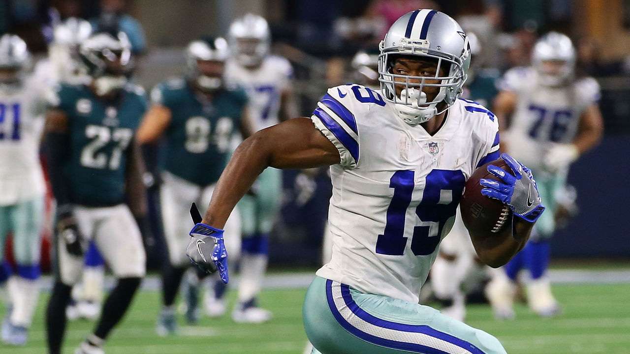 ARLINGTON, TEXAS - DECEMBER 09: Amari Cooper #19 of the Dallas Cowboys breaks away on a touchdown run against the Philadelphia Eagles at AT&T Stadium on December 09, 2018 in Arlington, Texas.