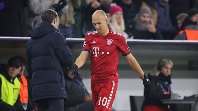 MUNICH, GERMANY - NOVEMBER 27: Arjen Robben of FC Bayern Muenchen shake hands with his head coach Niko Kovac after his substitution during the Group E match of the UEFA Champions League between FC Bayern Muenchen and SL Benfica at Allianz Arena on November 27, 2018 in Munich, Germany.