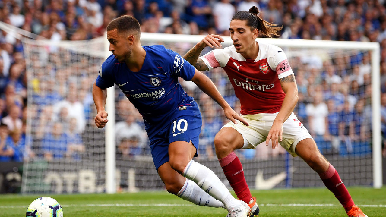 LONDON, ENGLAND - AUGUST 18: Hector Bellerin of Arsenal challenges Eden Hazard of Chelsea during the Premier League match between Chelsea FC and Arsenal FC at Stamford Bridge on August 18, 2018 in London, United Kingdom.