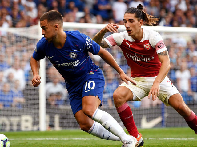 LONDON, ENGLAND - AUGUST 18: Hector Bellerin of Arsenal challenges Eden Hazard of Chelsea during the Premier League match between Chelsea FC and Arsenal FC at Stamford Bridge on August 18, 2018 in London, United Kingdom.