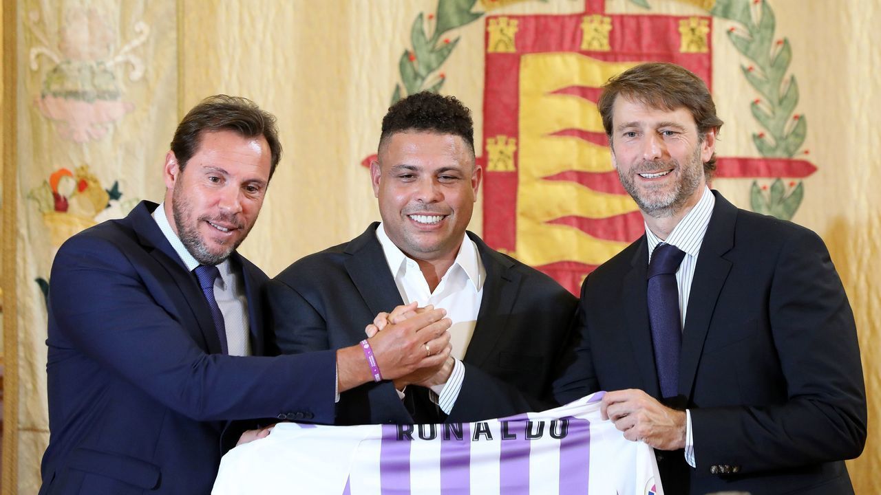 Brazilian football legend Ronaldo (C) holds a symbolic Real Valladolid jersey as he poses with Valladolid mayor Oscar Puente (L) and Real Valladolid president Carlos Suarez during a press conference in Valladolid on September 3, 2018 after the former Brazil striker took control of Real Valladolid after buying 51 percent of the La Liga club's shares.