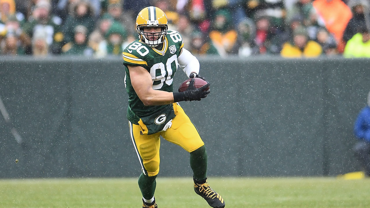 GREEN BAY, WISCONSIN - DECEMBER 02: Jimmy Graham #80 of the Green Bay Packers runs for yards during a game against the Arizona Cardinals at Lambeau Field on December 02, 2018 in Green Bay, Wisconsin. The Cardinals defeated the Packers 20-17.