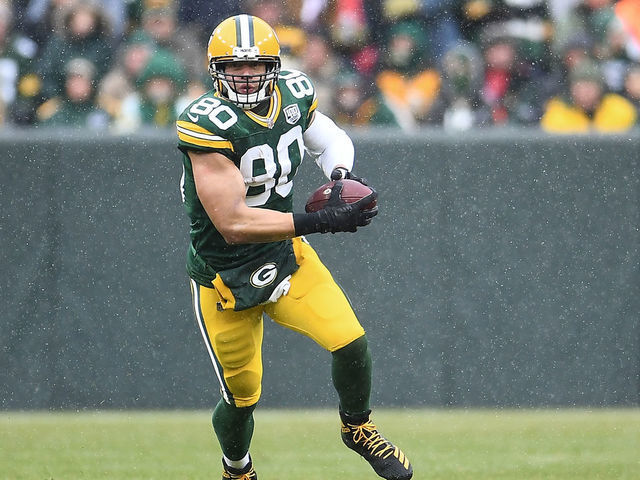 GREEN BAY, WISCONSIN - DECEMBER 02: Jimmy Graham #80 of the Green Bay Packers runs for yards during a game against the Arizona Cardinals at Lambeau Field on December 02, 2018 in Green Bay, Wisconsin. The Cardinals defeated the Packers 20-17.