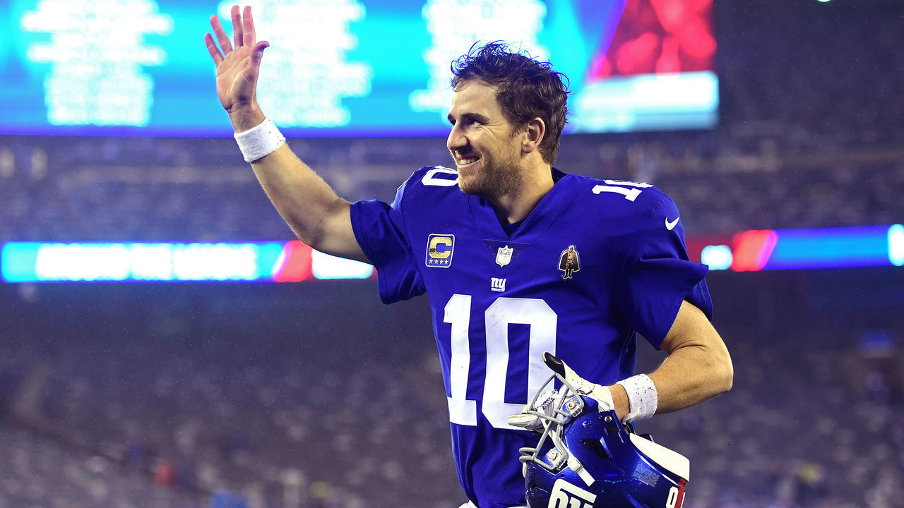 EAST RUTHERFORD, NEW JERSEY - DECEMBER 02: Eli Manning #10 of the New York Giants runs off the field after his teams 30-27 win over the Chicago Bears at MetLife Stadium on December 02, 2018 in East Rutherford, New Jersey.