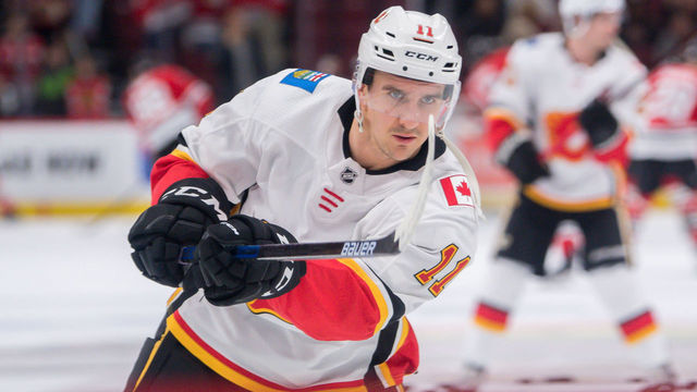 CHICAGO, IL - DECEMBER 02: Calgary Flames center Mikael Backlund (11) warms up prior to a game between the Calgary Flames and the Chicago Blackhawks on December 2, 2018, at the United Center in Chicago, IL.