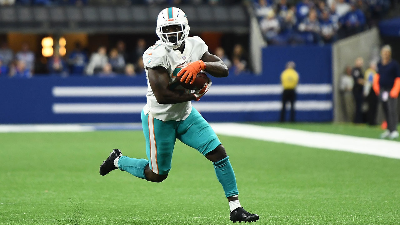 INDIANAPOLIS, INDIANA - NOVEMBER 25: Frank Gore #21 of the Miami Dolphins runs for yards during a game against the Indianapolis Colts at Lucas Oil Stadium on November 25, 2018 in Indianapolis, Indiana. The Colts defeated the Dolphins 27-24.