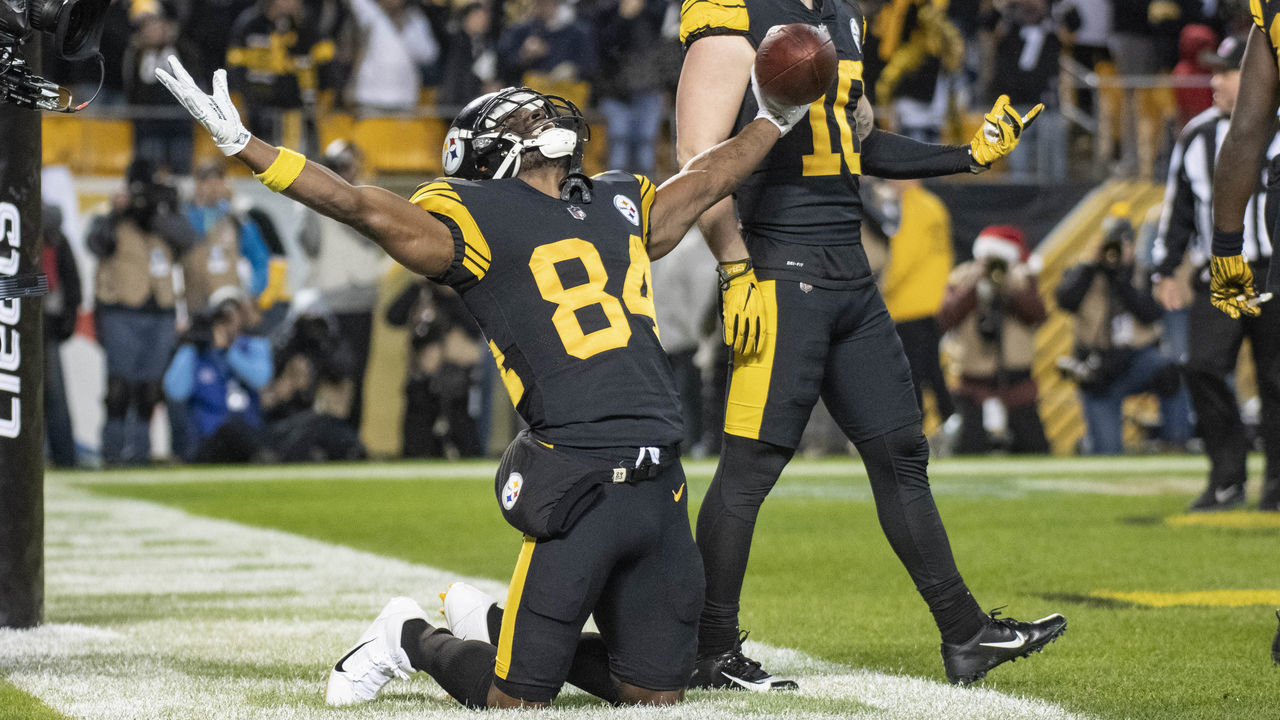 PITTSBURGH, PA - DECEMBER 16: Pittsburgh Steelers wide receiver Antonio Brown (84) celebrates with teammate wide receiver Ryan Switzer after scoring a touchdown during the game between the Pittsburgh Steelers and the New England Patriots at Heinz Field in Pittsburgh, PA on December 16, 2018.