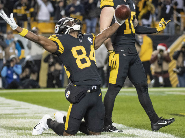 PITTSBURGH, PA - DECEMBER 16: Pittsburgh Steelers wide receiver Antonio Brown (84) celebrates with teammate wide receiver Ryan Switzer after scoring a touchdown during the game between the Pittsburgh Steelers and the New England Patriots at Heinz Field in Pittsburgh, PA on December 16, 2018.
