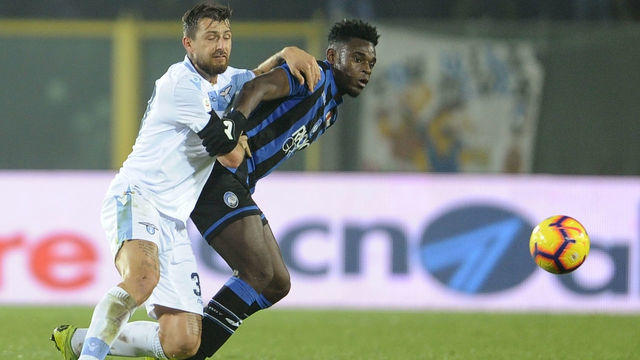 BERGAMO, ITALY - DECEMBER 17: Duvan Zapata of Atalanta BC competes for the ball with Fracesco Acerbi of SS Lazio during the Serie A match between Atalanta BC and SS Lazio at Stadio Atleti Azzurri d'Italia on December 17, 2018 in Bergamo, Italy.