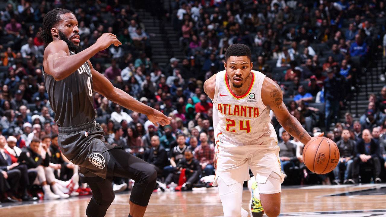 BROOKLYN, NY - DECEMBER 16: Kent Bazemore #24 of the Atlanta Hawks drives to the basket against the Brooklyn Nets on December 16, 2018 at Barclays Center in Brooklyn, New York. Mandatory Copyright Notice: Copyright 2018 NBAE