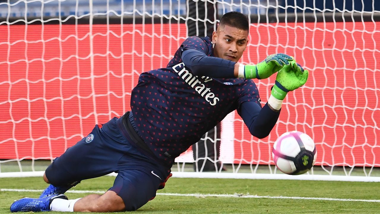 Paris Saint-Germain's French goalkeeper Alphonse Areola warms up ahead of the French L1 football match between Paris Saint-Germain (PSG) and Amiens at the Parc des Princes stadium in Paris on October 20, 2018.
