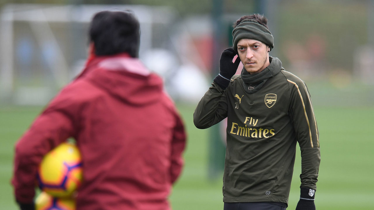 ST ALBANS, ENGLAND - DECEMBER 21: Arsenal Head Coach Unai Emery talks to Mesut Ozil during a training session at London Colney on December 21, 2018 in St Albans, England.