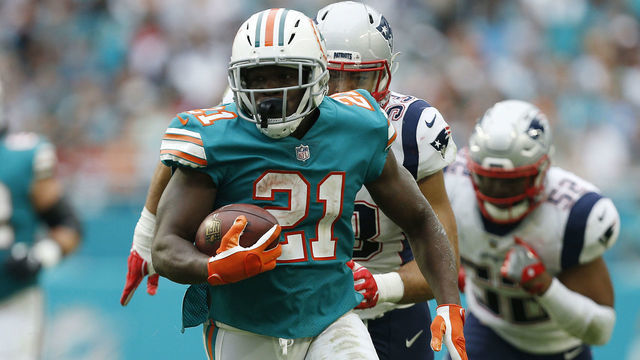 MIAMI, FL - DECEMBER 09: Frank Gore #21 of the Miami Dolphins runs with the ball against the New England Patriots at Hard Rock Stadium on December 9, 2018 in Miami, Florida.
