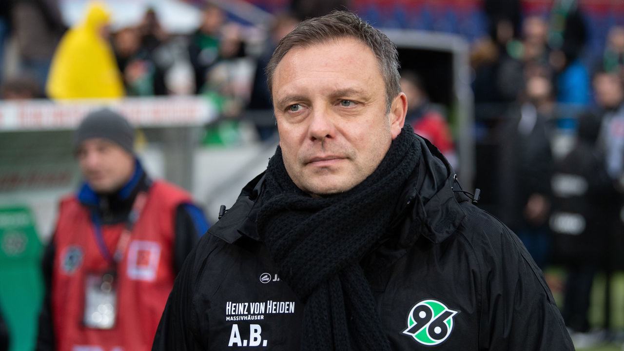 22 December 2018, Lower Saxony, Hannover: Soccer: Bundesliga, 17th matchday, Hannover 96 - Fortuna Düsseldorf in the HDI Arena. Hanover coach Andre Breitenreiter comes to the stadium before the match. Photo: Swen Pförtner/dpa - IMPORTANT NOTE: In accordance with the requirements of the DFL Deutsche Fußball Liga or the DFB Deutscher Fußball-Bund, it is prohibited to use or have used photographs taken in the stadium and/or the match in the form of sequence images and/or video-like photo sequences.