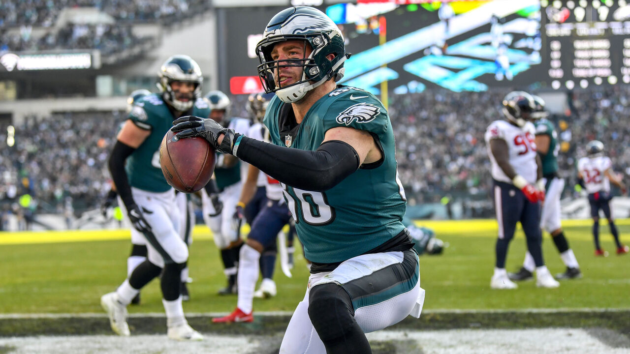 PHILADELPHIA, PA - DECEMBER 23: Philadelphia Eagles tight end Zach Ertz (86) scores a touchdown during the NFL game between the Houston Texans and the Philadelphia Eagles on December 23, 2018 at Lincoln Financial Field in Philadelphia PA.